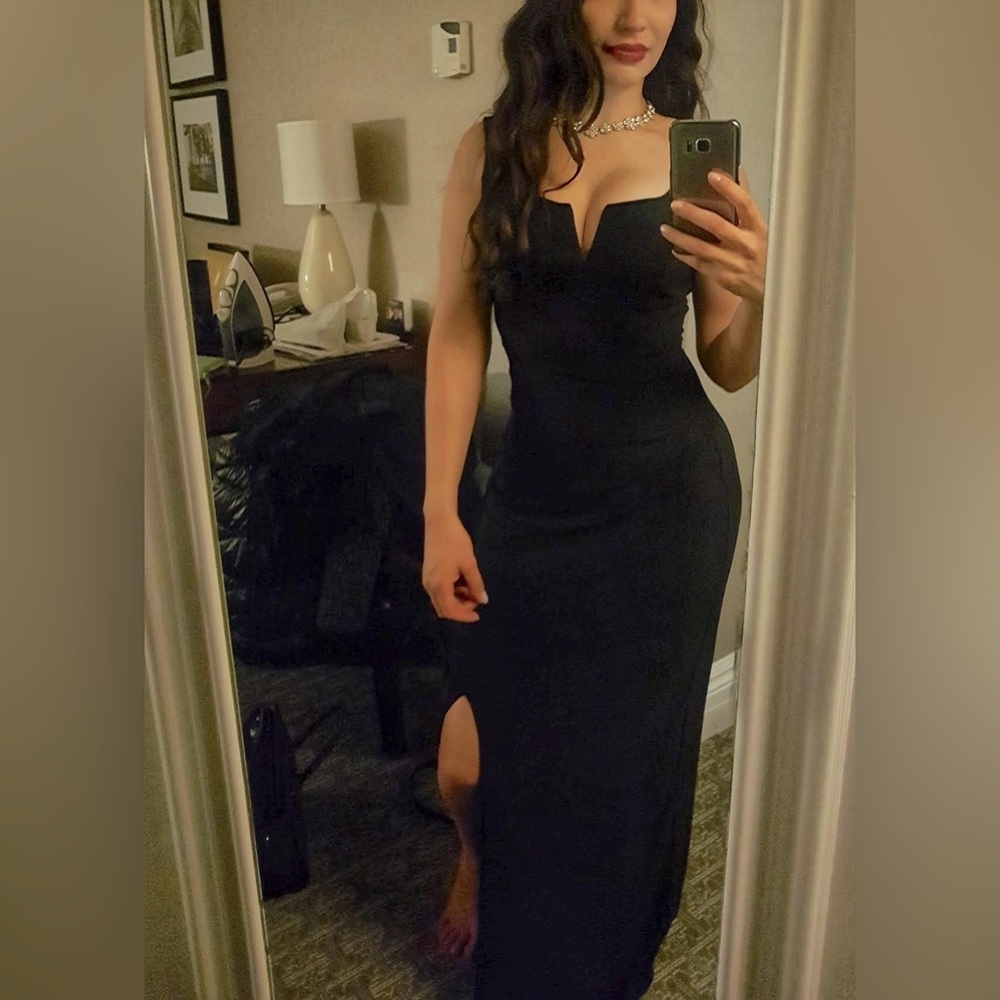LE CHATEAU Black Hourglass Gown in Size Small